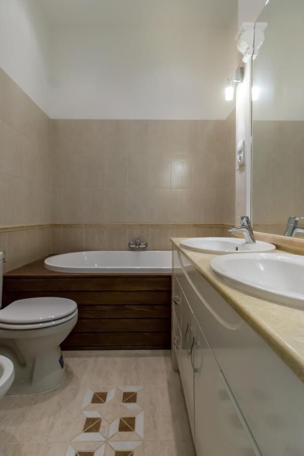 Spacious Riverside Residency - Magnificent View Апартаменты *